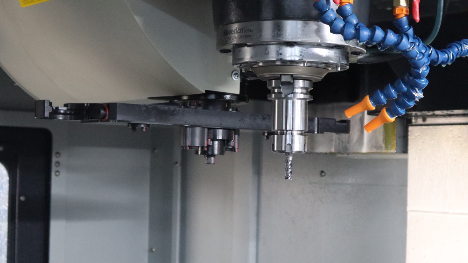 CHANSIN machining center double-arm automatic tool changer exchanging a tool at the spindle