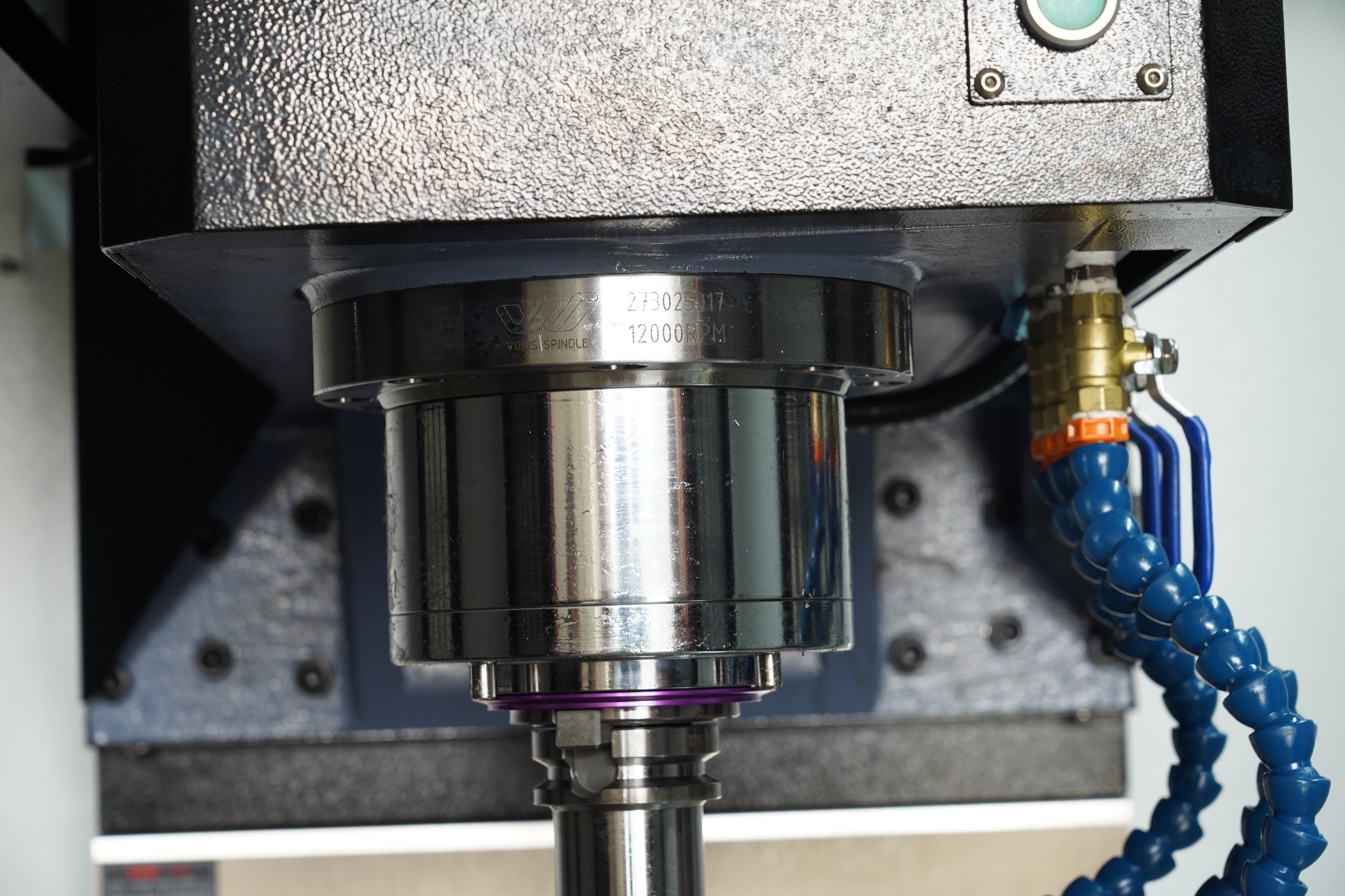 Close-up of a BT40 direct-drive spindle rated 12,000 rpm on a CHANSIN CS-V855