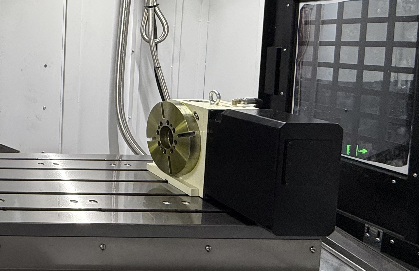 Fourth-axis rotary table mounted on the worktable of a CHANSIN CS-L1160
