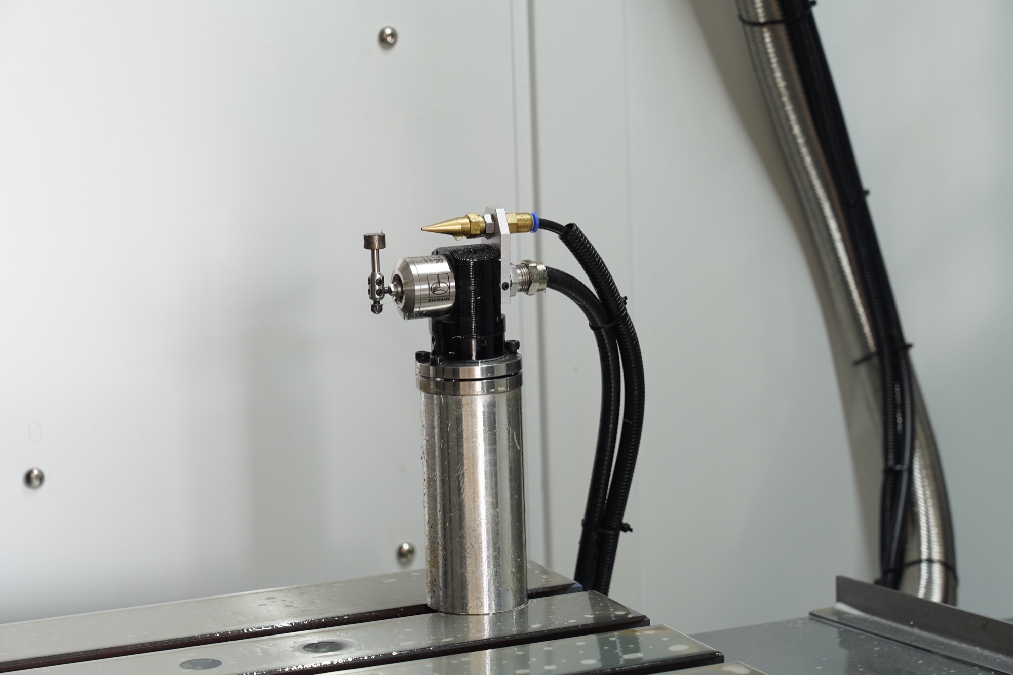 Tool setter mounted on the worktable inside a CHANSIN CS-V855