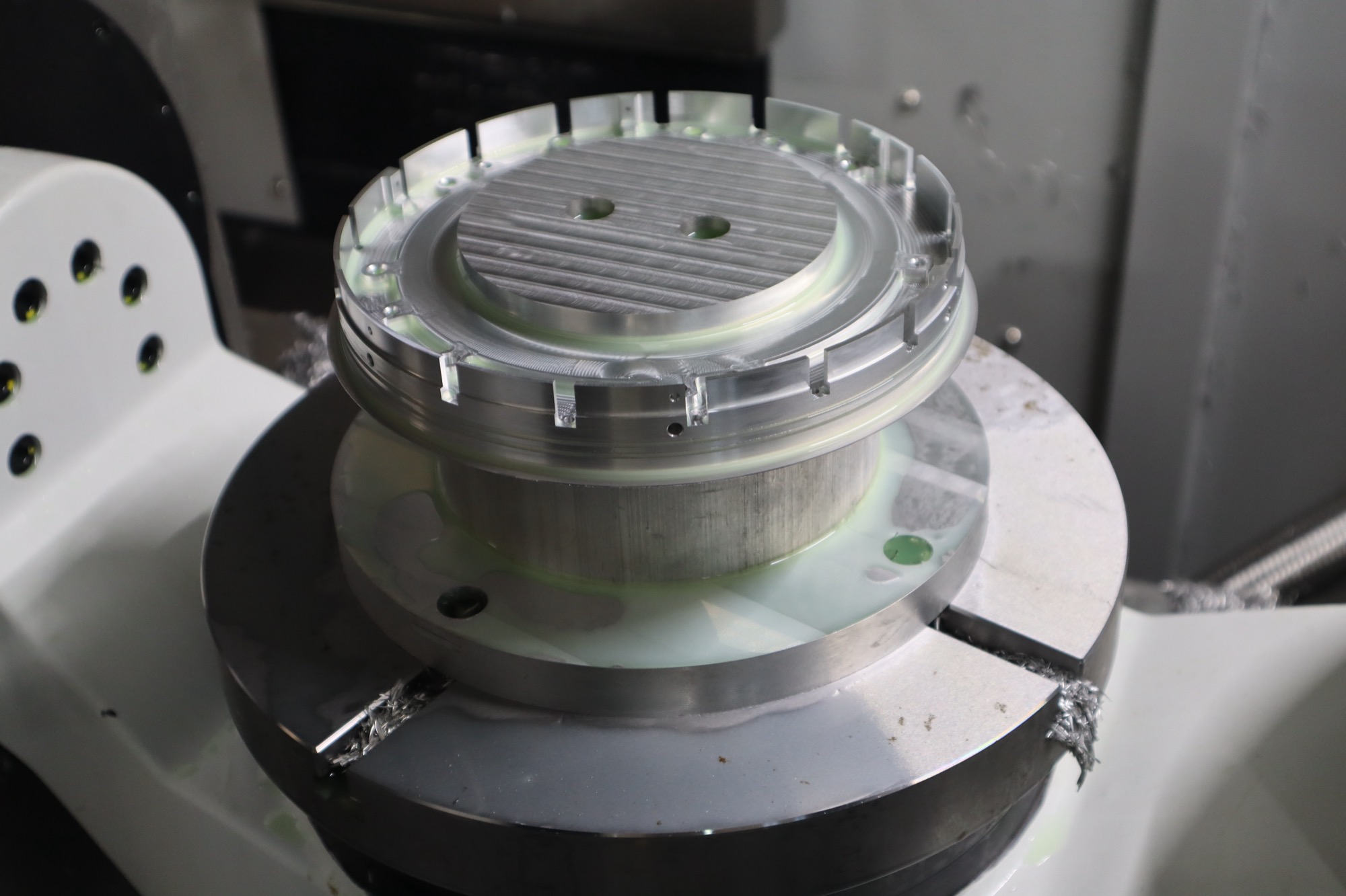 Aluminum part with machined grooves clamped in a CHANSIN CS-U480 machining center